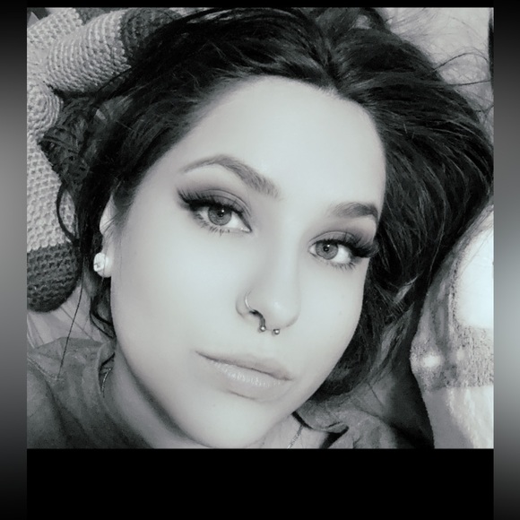 Hi! I’m Alena, welcome to my closet!! - Picture 2 of 7